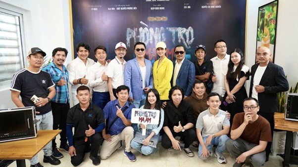 Đạo diễn Phương Điền cùng các thành viên giám khảo của buổi casting "Phòng trọ ma ám".