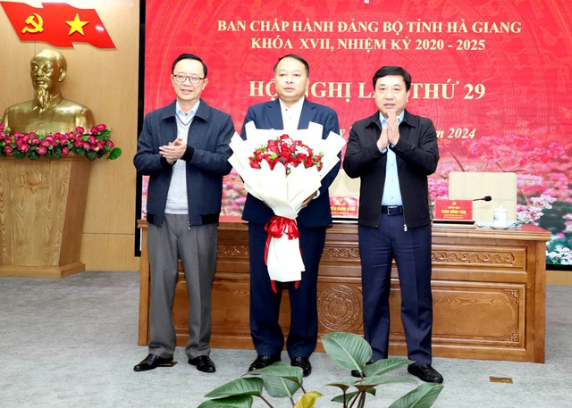 Quyền Bí thư Tỉnh ủy Hà Giang Nguyễn Mạnh Dũng (bên phải) và Phó Bí thư Thường trực Tỉnh ủy, Chủ tịch HĐND tỉnh Hà Giang Thào Hồng Sơn (bên trái) chúc mừng ông Phan Huy Ngọc được Ban Chấp hành Đảng bộ tỉnh Hà Giang bầu giữ chức Phó Bí thư Tỉnh ủy nhiệm kỳ 2020-2025. Ảnh: Báo Hà Giang