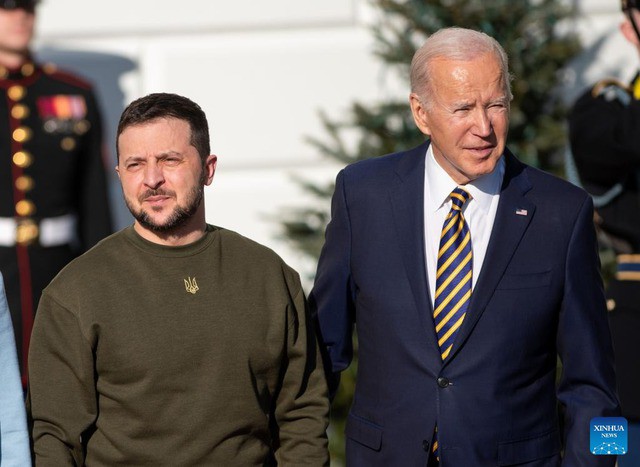 Tổng thống Mỹ Joe Biden (phải) và người đồng cấp Ukraine Volodymyr Zelensky. Ảnh: Tân Hoa xã