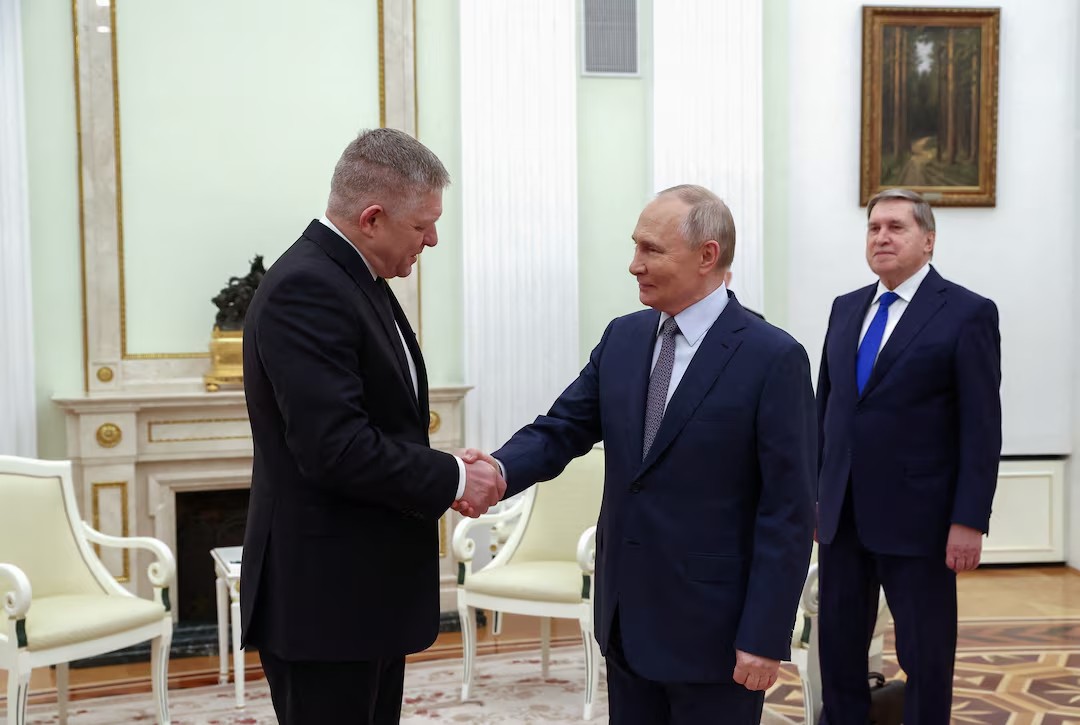 Thủ tướng Slovakia Robert Fico trong một cuộc gặp với Tổng thống Nga Putin (ảnh: Reuters)