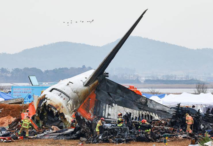 Mảnh vỡ phần đuôi máy bay Boeing 737-800 gặp nạn ở Hàn Quốc hôm 29/12. Ảnh: Yonhap.