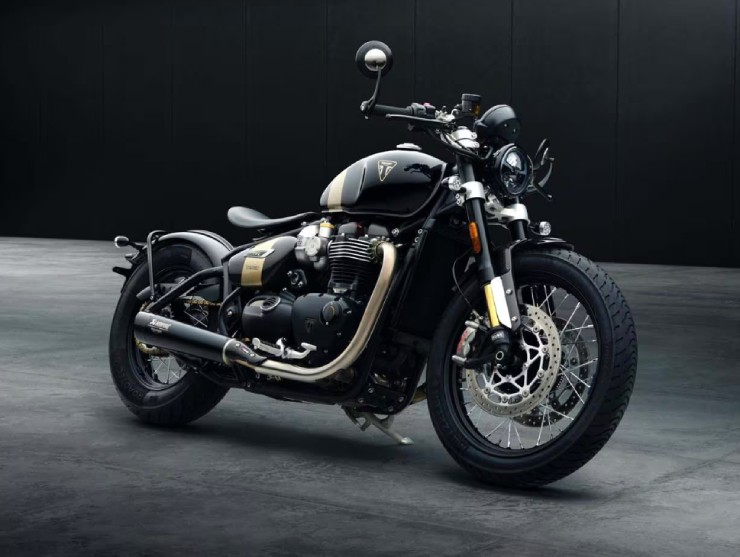 2. 2025 Triumph New Bonneville Bobber TFC thiết kế kiểu hoài cổ đẹp mắt, nổi bật với tông màu đen và vàng nhìn sang trọng, đậm chất nghệ thuật. Bộ ống xả Akrapovic kép đẹp mắt, các trang bị như vành bánh cỡ 19-inch lớn, hệ thống treo đảo chiều Ohlins NIX 30 tôn thêm vẻ đậm đà và mạnh mẽ cho dòng xế nổ này.