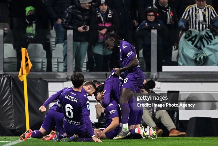 Fiorentina giật điểm số ở cuối trận