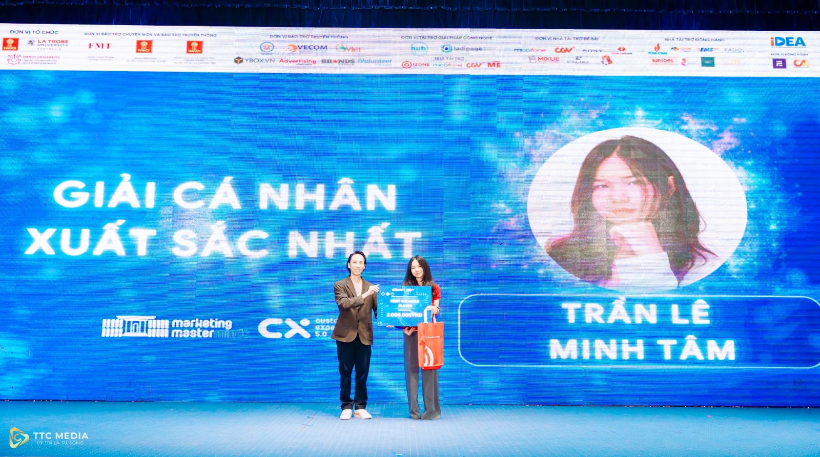 Thí sinh Trần Lê Minh Tâm thuộc nhóm Totally Chill Girls đã giành giải “Cá nhân xuất sắc nhất” của cuộc thi HANU Marketing Masterminds 2024.