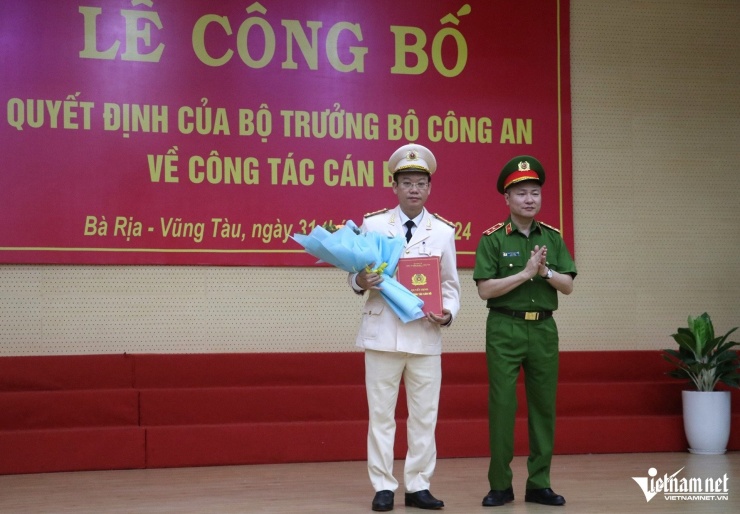 Trung tướng Nguyễn Ngọc Lâm - Thứ trưởng Bộ Công an trao quyết định điều động cho Đại tá Vũ Như Hà. Ảnh: Quang Hưng