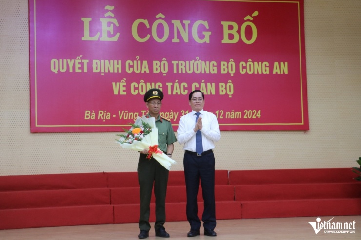 Ông Phạm Viết Thanh - Bí thư Tỉnh ủy Bà Rịa - Vũng Tàu tặng hoa cho Đại tá Bùi Văn Thảo. Ảnh: Quang Hưng