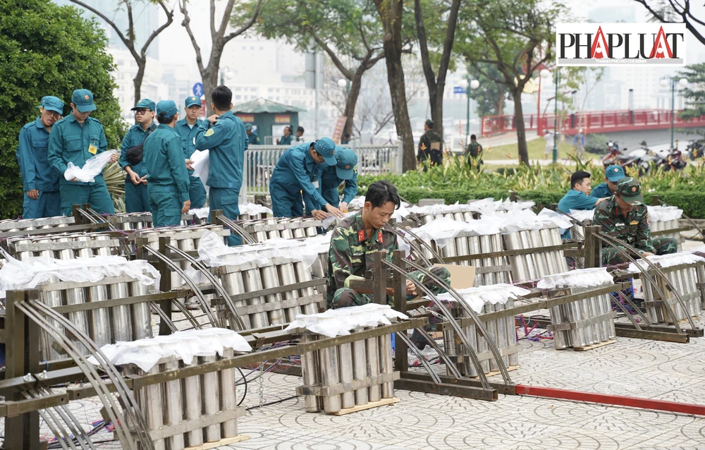 Trận địa pháo hoa tầm cao được bố trí đối diện Công viên Bạch Đằng (quận 1, TP.HCM), tạo điều kiện cho người dân, du khách chiêm ngưỡng.