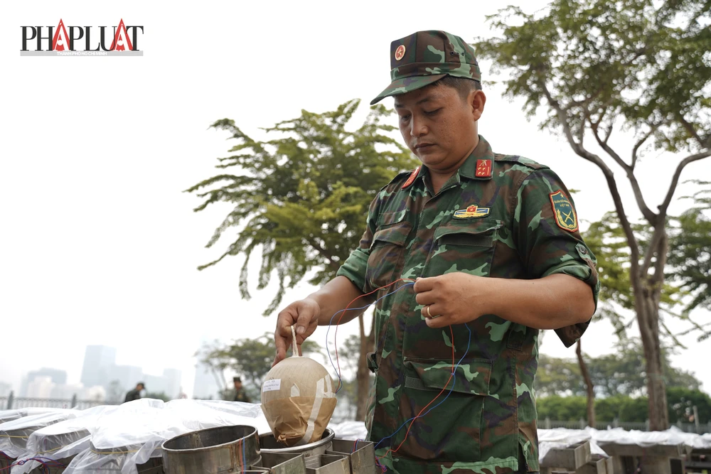 Những hình ảnh đầu tiên về trận địa pháo hoa tầm cao của TP.HCM sẵn sàng rực sáng đêm nay - 4