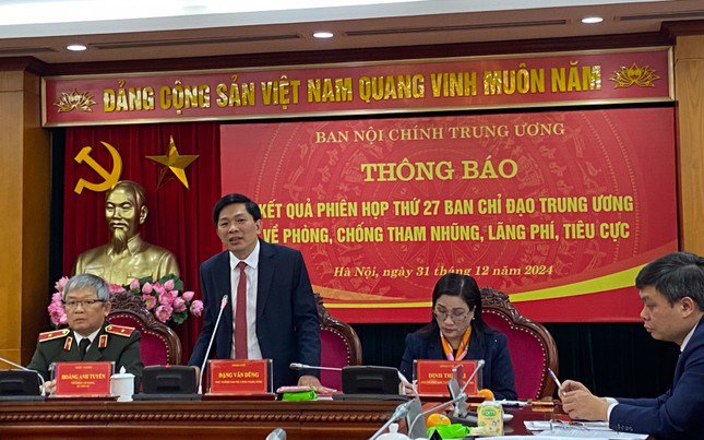 Phó Trưởng Ban Nội chính Trung ương Đặng Văn Dũng thông tin tại họp báo. Ảnh: TP.