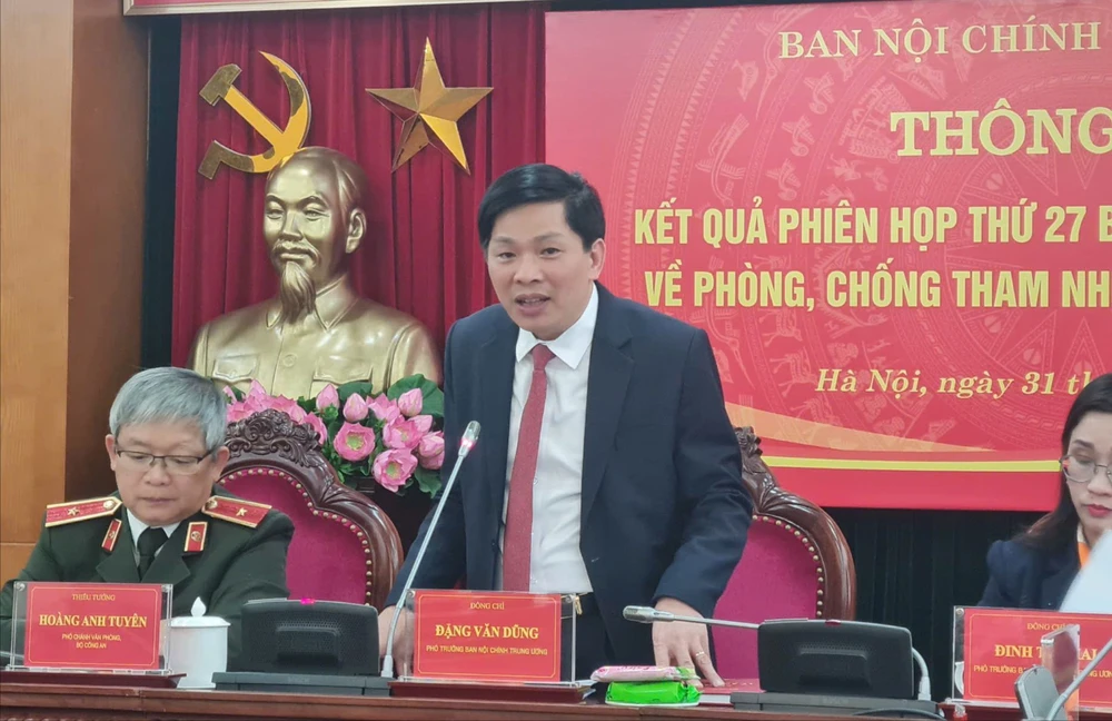 Ông Đặng Văn Dũng, Phó trưởng Ban Nội chính Trung ương, thông tin tại buổi họp báo chiều 31-12. Ảnh: NN