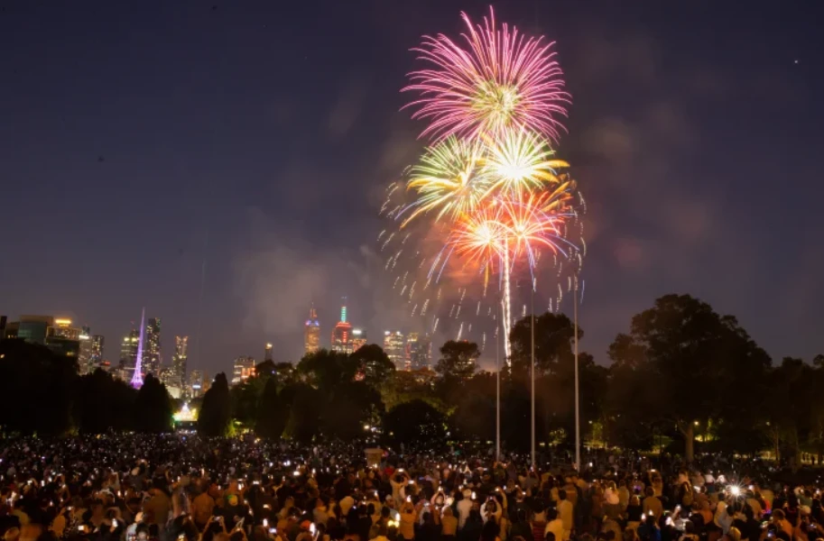 Pháo hoa mừng năm mới thắp sáng bầu trời Melbourne (Úc). Ảnh: SIMON SCHULUTER