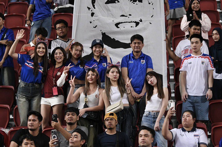 Madam Pang cùng dàn sao Thái Lan ăn mừng tấm vé vào chung kết AFF Cup - 5