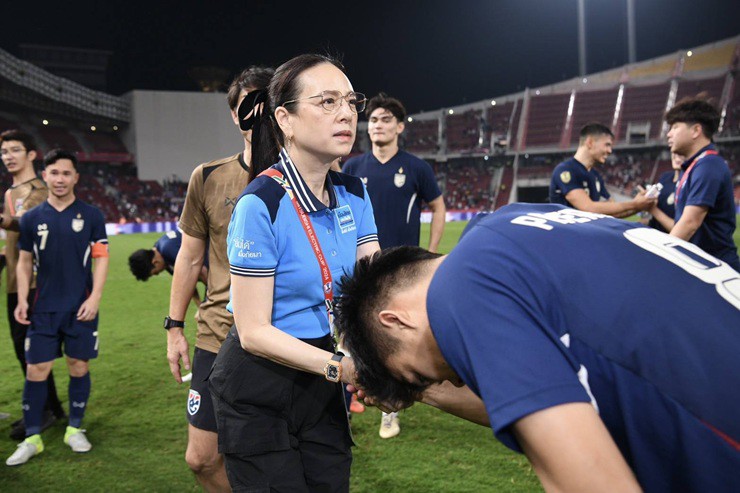 Madam Pang, chủ tịch Liên đoàn bóng đá Thái Lan (FAT), xuống sân gặp gỡ và chúc mừng cùng các cầu thủ.