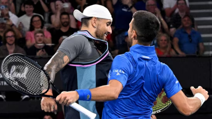 Djokovic (áo xanh) và Kyrgios (áo xám) vừa đánh vừa biểu diễn khiến khán giả phấn khích