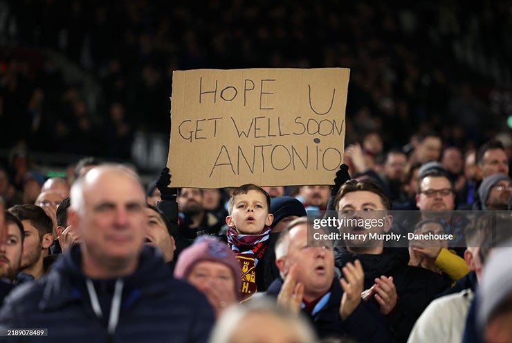 CĐV West Ham gửi thông điệp ý nghĩa tới Antonio