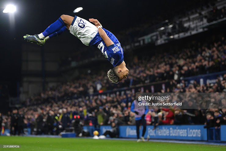 Omari Hutchinson nâng tỉ số lên thành 2-0 cho Ipswich Town