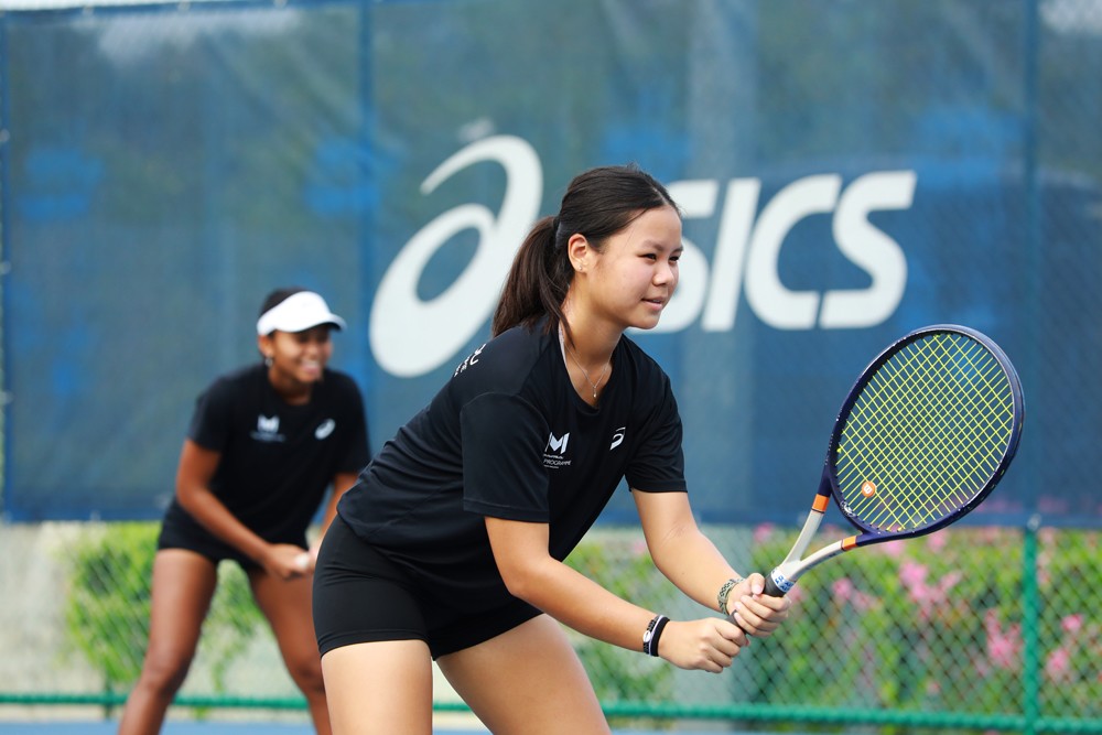 Học sinh được trải nghiệm môn tennis với giáo viên có kinh nghiệm dẫn dắt VĐV chuyên nghiệp.