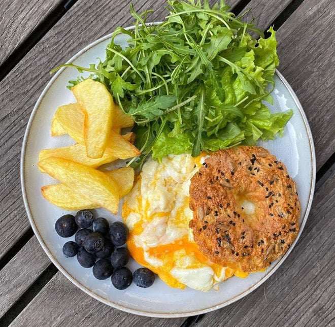 Trứng gà kết hợp cùng các thực phẩm khác giúp bữa ăn đa dạng và đầy đủ dưỡng chất hơn.