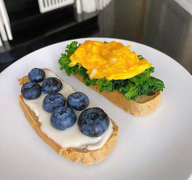 Bánh mì khoai mì tự làm với bơ dừa, việt quất, cải xoăn luộc và trứng. Đây cũng là một gợi ý bữa ăn ngon miệng, đẹp mắt mà đầy đủ dưỡng chất.