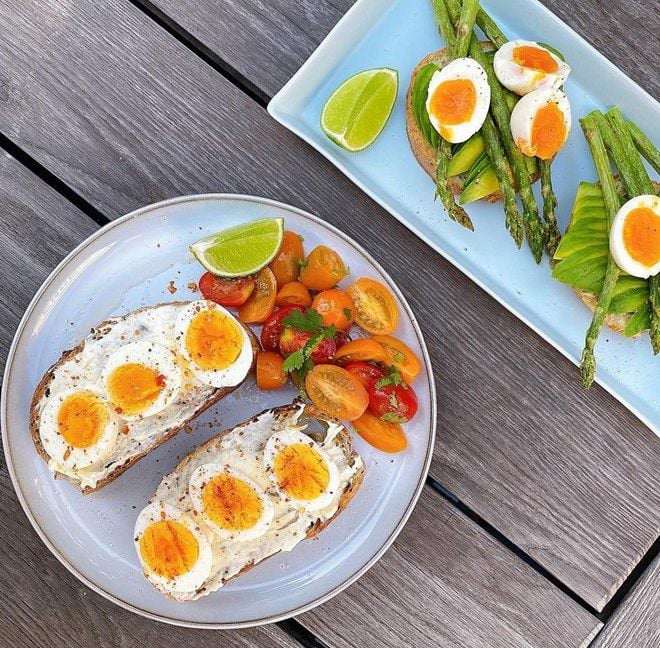 Bạn có thể kết hợp trúng gà với nhiều món như bánh mì, bánh pancake, bánh sừng bò... kết hợp cùng nhiều rau xanh, hoa quả.