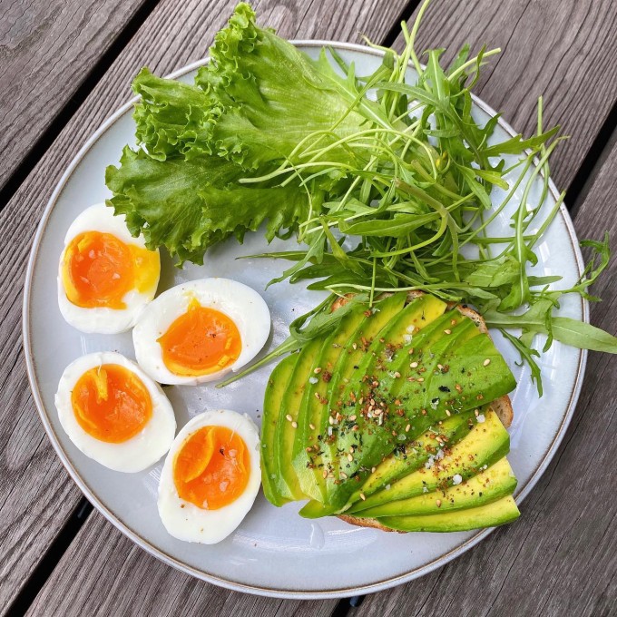 Thêm trứng vào bữa sáng giúp tăng tỷ lệ protein mà không độn thêm quá nhiều calo.