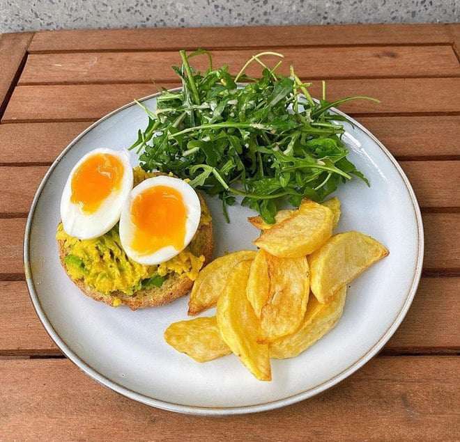 Trứng giàu dinh dưỡng và chứa hàm lượng protein cao, thúc đẩy quá trình xây dựng và sửa chữa các mô, đặc biệt quan trọng đối với phụ nữ.