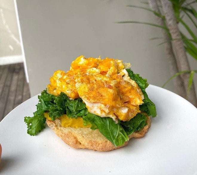 Ăn một hoặc hai quả trứng vào bữa sáng có thể đáp ứng tốt nhu cầu protein cho cơ thể, giữ làn da, vóc dáng săn chắc, mái tóc khỏe mạnh.