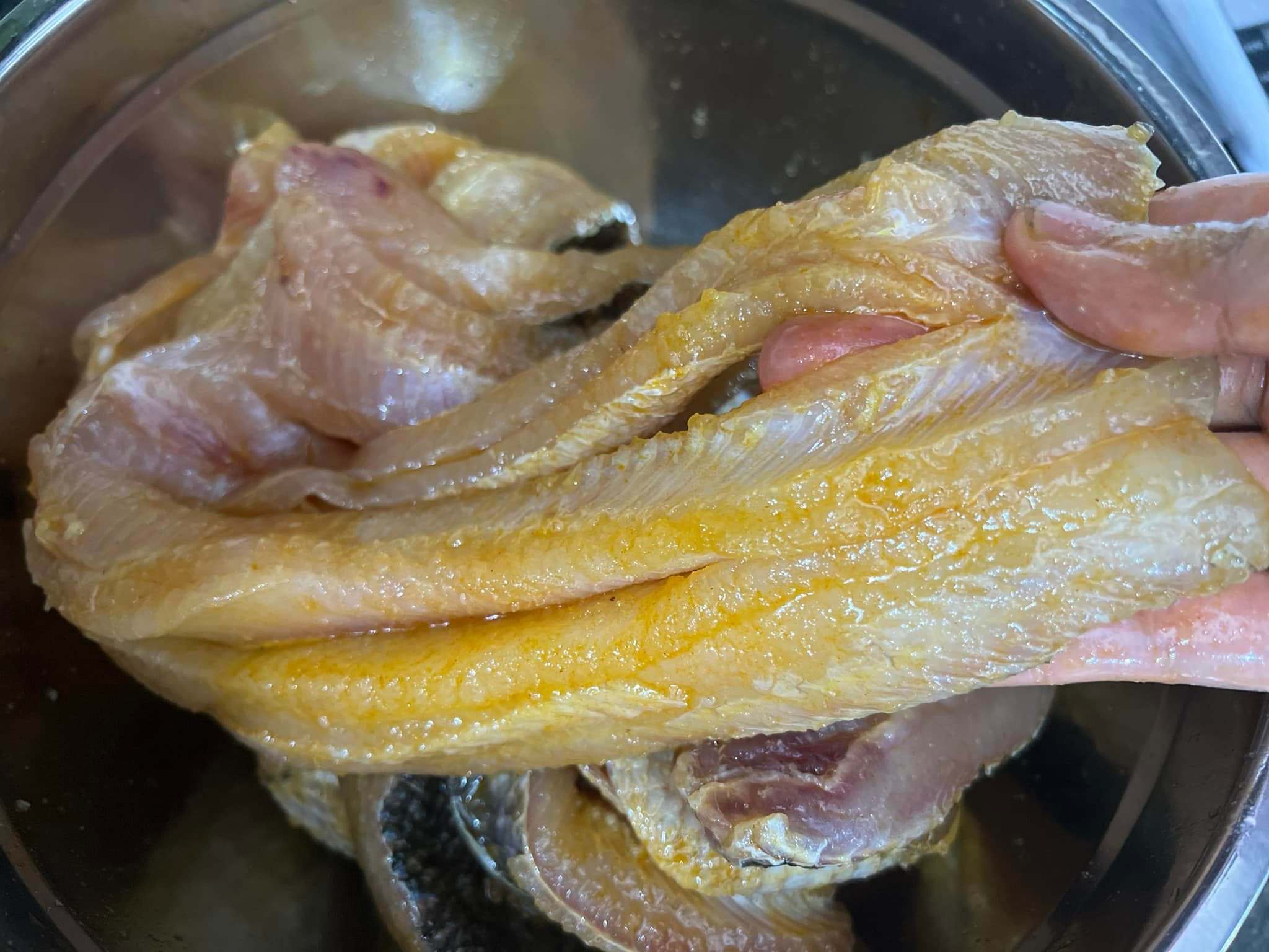 Trộn đều gia vị với cá. Trộn đều gia vị với cá.