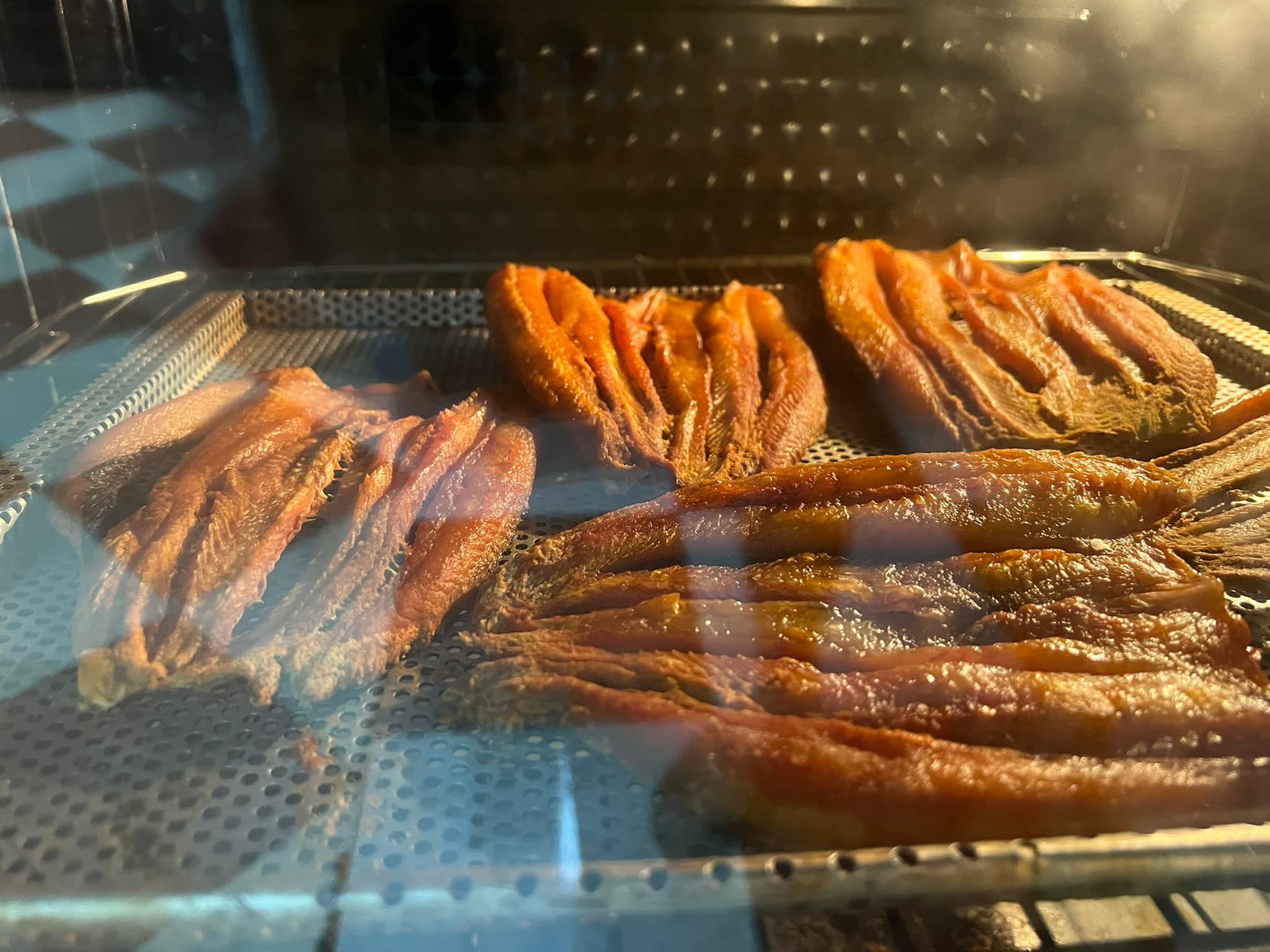 Nếu không có nắng thì sấy bằng lò nướng ở mức nhiệt 100℃ trong 5 giờ. Nếu không có nắng thì sấy bằng lò nướng ở mức nhiệt 100℃ trong 5 giờ.