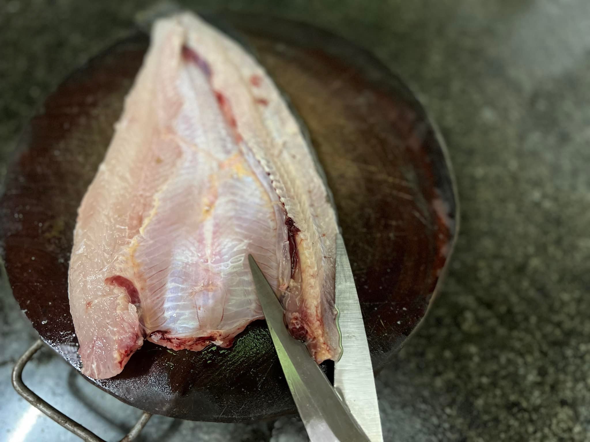 Dùng kéo hoặc dao sắc cắt bỏ khúc xương sống trôi lên. Cẩn thận hơn thì cắt hết vây cá. Dùng kéo hoặc dao sắc cắt bỏ khúc xương sống trôi lên. Cẩn thận hơn thì cắt hết vây cá.