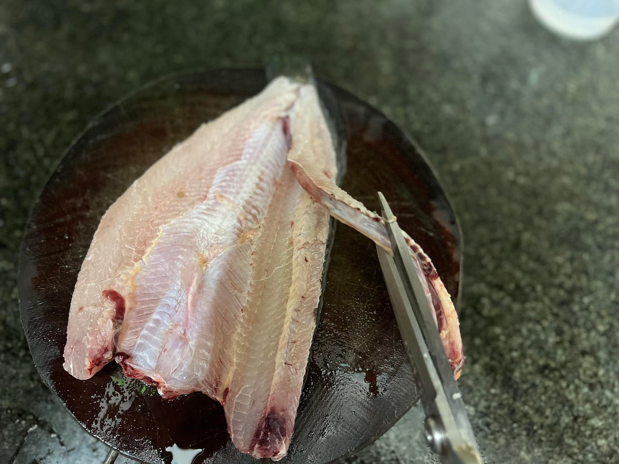 Dùng kéo hoặc dao sắc cắt bỏ khúc xương sống trôi lên. Cẩn thận hơn thì cắt hết vây cá. Dùng kéo hoặc dao sắc cắt bỏ khúc xương sống trôi lên. Cẩn thận hơn thì cắt hết vây cá.