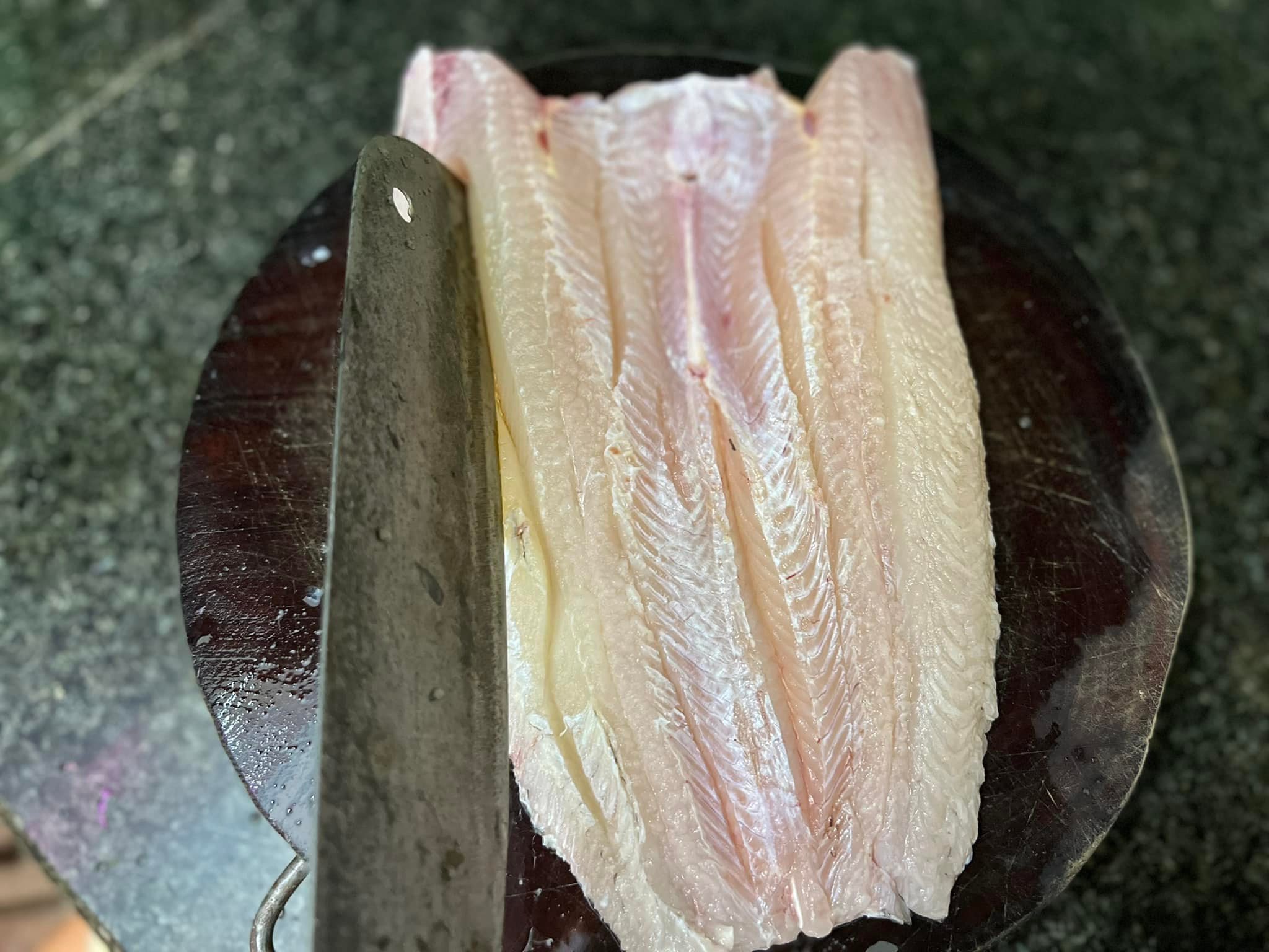 Rọc 5 đường thẳng trên mình cá để sau này tẩm ướp dễ thấm gia vị, nhìn đẹp và dễ chế biến. Rọc 5 đường thẳng trên mình cá để sau này tẩm ướp dễ thấm gia vị, nhìn đẹp và dễ chế biến.