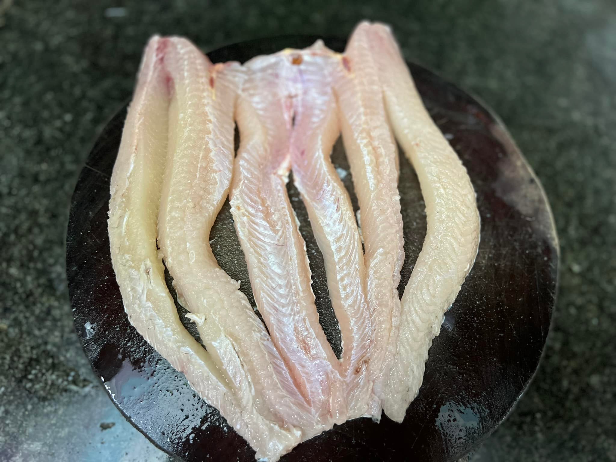 Rọc 5 đường thẳng trên mình cá để sau này tẩm ướp dễ thấm gia vị, nhìn đẹp và dễ chế biến. Rọc 5 đường thẳng trên mình cá để sau này tẩm ướp dễ thấm gia vị, nhìn đẹp và dễ chế biến.