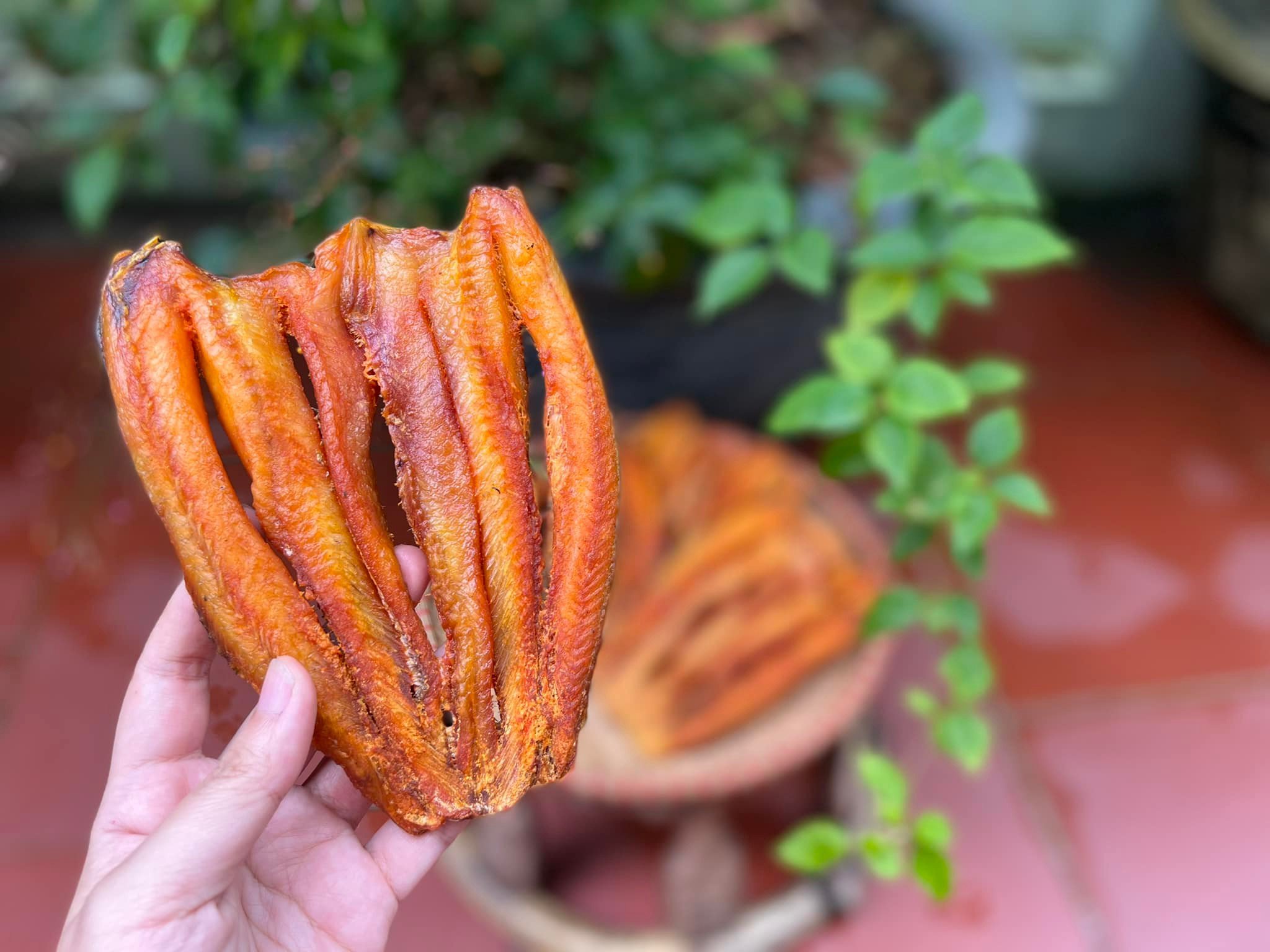 Cá khô thành phẩm có thể dùng chiên giòn chấm mắm me, sốt cà chua, kho mặn… đều rất ngon.