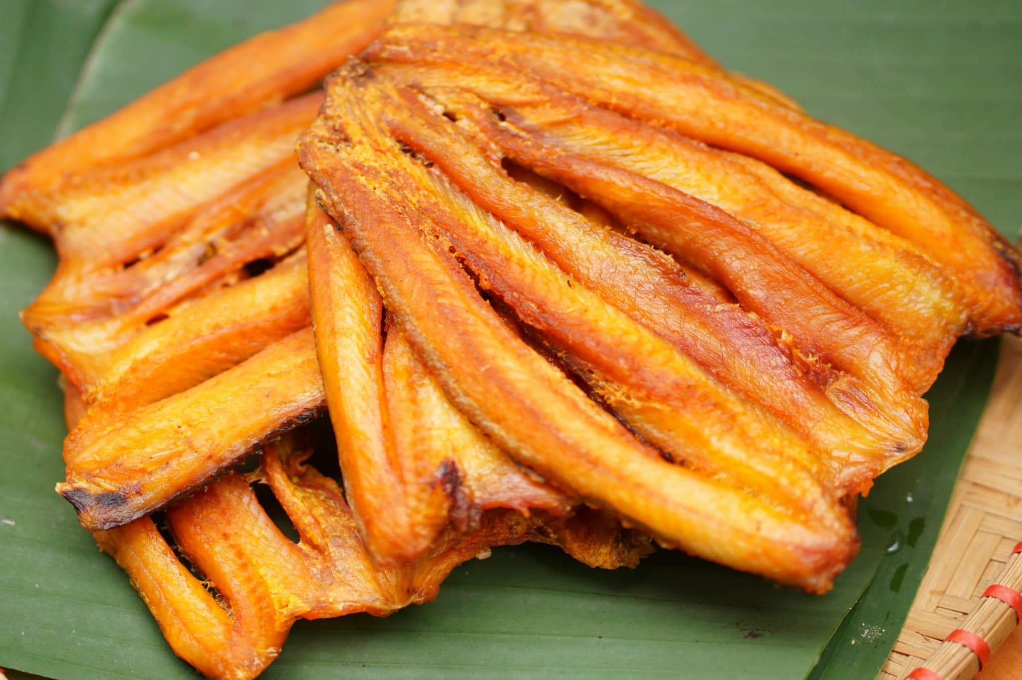 Cá chưa dùng tới thì nên cho vào túi hút chân không để bảo quản trong ngăn đá tủ lạnh được rất lâu.