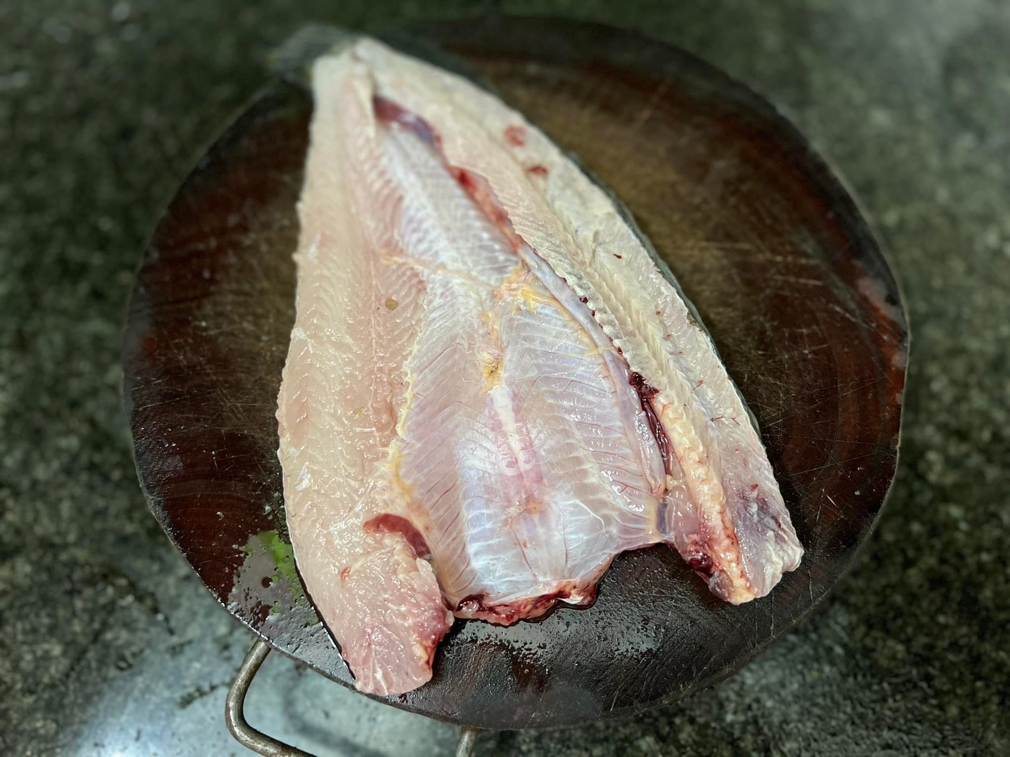 Mổ rạch sống lưng, nạo sạch phần nhày, mỡ trong bụng cá.