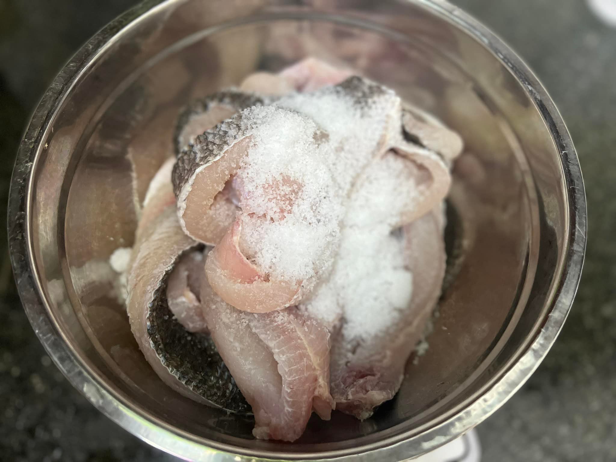 Cá sơ chế xong thì ướp với muối theo tỉ lệ 1kg cá (đã sơ chế) : 45gr muối hạt. Ướp trong ngăn mát tủ lạnh khoảng 3 tiếng.