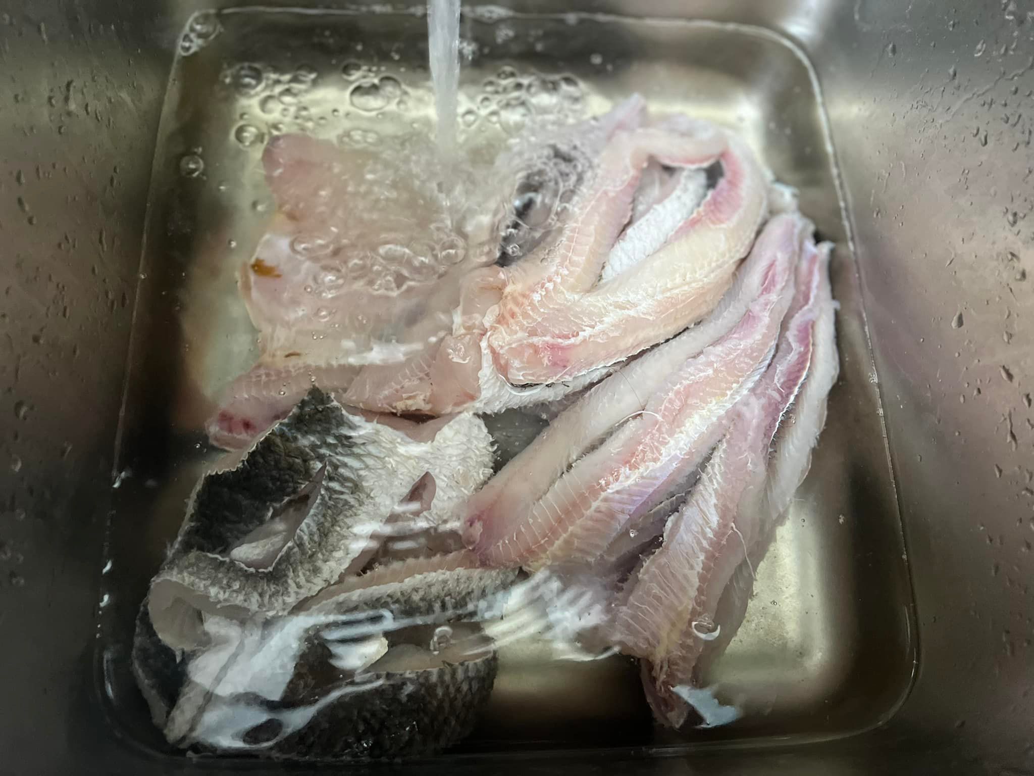 Ướp xong xả cá lại với nước 3-4 lần cho đỡ mặn rồi để ráo chờ ướp gia vị.