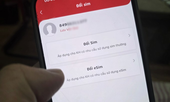 Một người dùng đổi eSim qua hình thức online. Ảnh: Lưu Quý