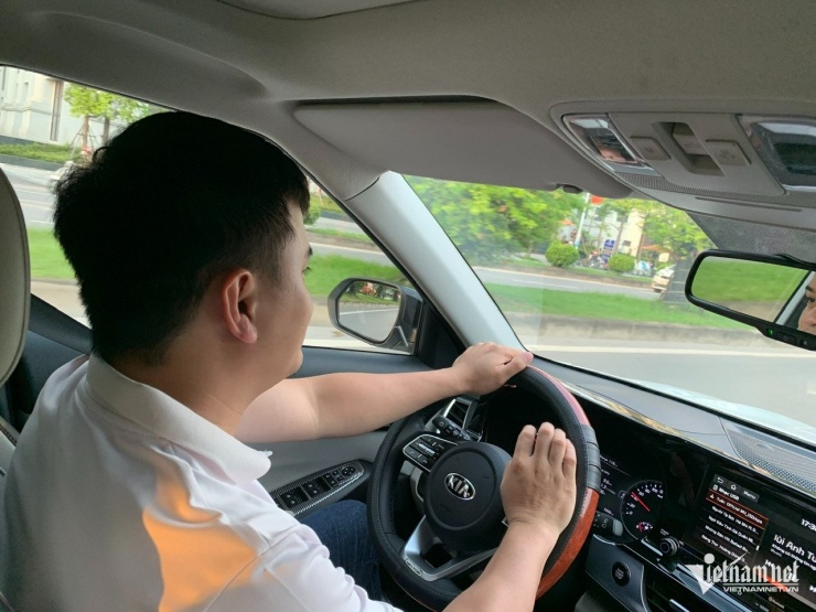 Cánh tài xế taxi, xe công nghệ 'thở phào' khi không phải tốn chi phí trang bị ghế trẻ em trên xe. Ảnh: Hoàng Hiệp