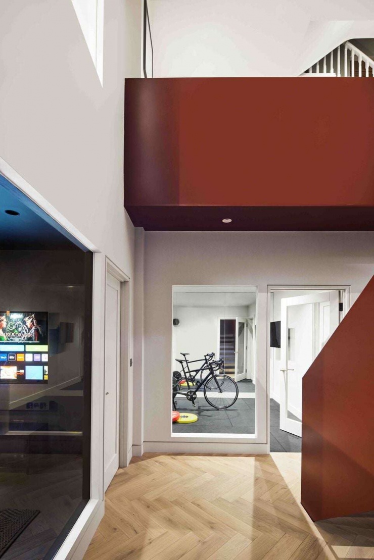 Không gian tầng hầm nhìn ra phòng gym và khu sinh hoạt thông qua các ô cửa kính trong suốt. Việc sử dụng kính giúp tầng hầm không còn cảm giác kín và tách biệt như không gian ngầm truyền thống