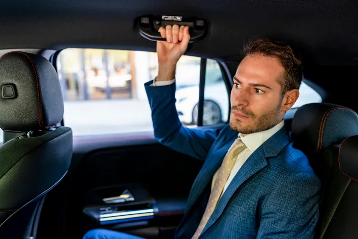 Tay nắm trên trần xe giúp hành khách giữ thăng bằng khi xe vào cua. Ảnh: The Sun