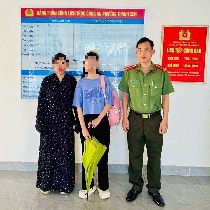 Cháu P. được Công an phường Thành Sen bàn giao cho gia đình sau khi phát hiện vụ việc và xác minh thông tin.