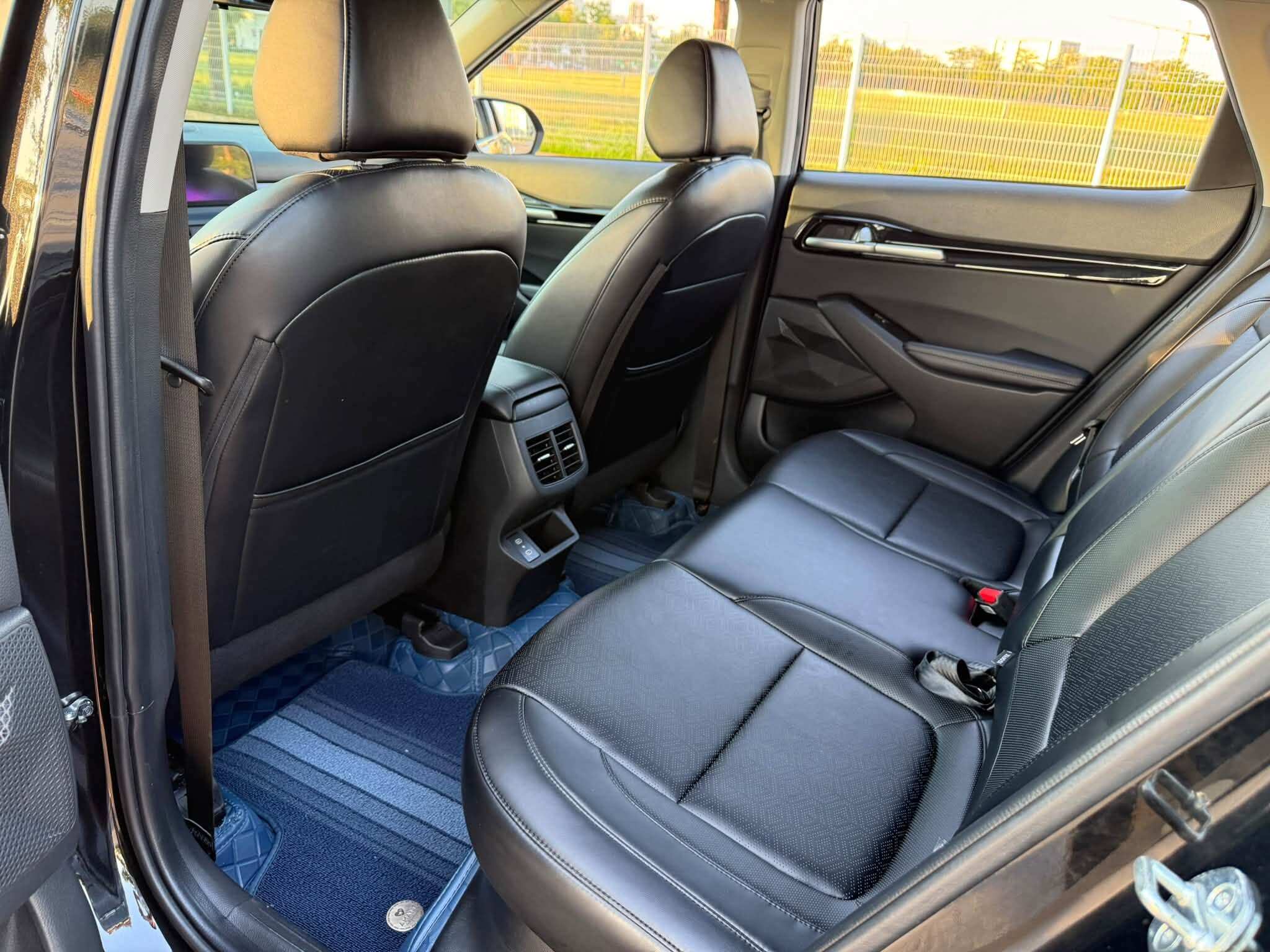 Khoang nội thất được nâng cấp với màn hình kép 10,25 inch, hỗ trợ Apple CarPlay và Android Auto.