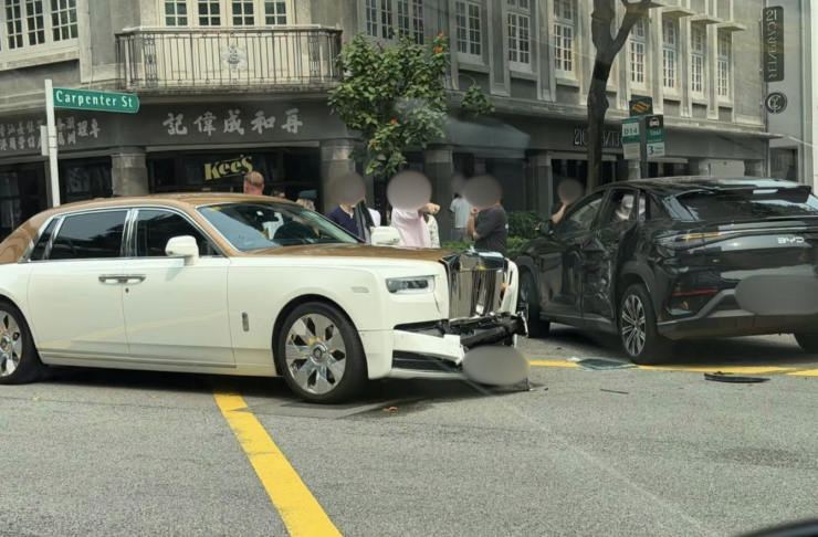Rolls-Royce Phantom bung cản trước, rơi biển số sau khi va chạm vs xe BYD