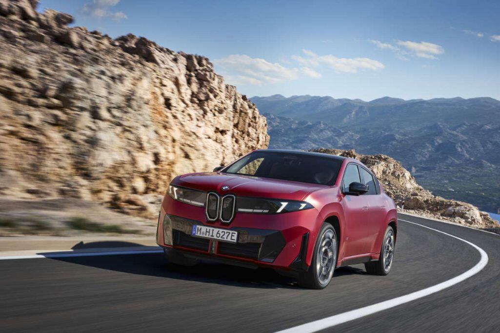BMW iX4 vừa trình làng với thiết kế SUV coupe thể thao.