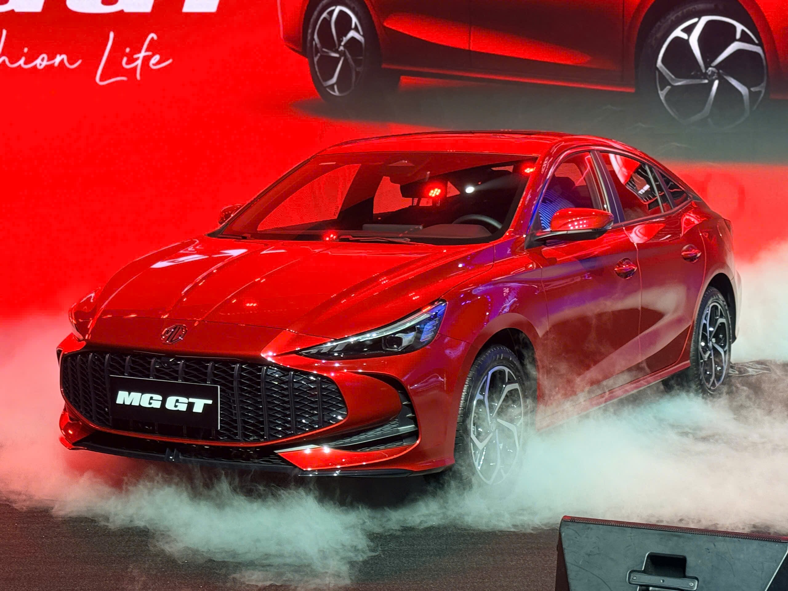 MG GT lột xác theo phong cách fastback coupe trẻ trung hơn.