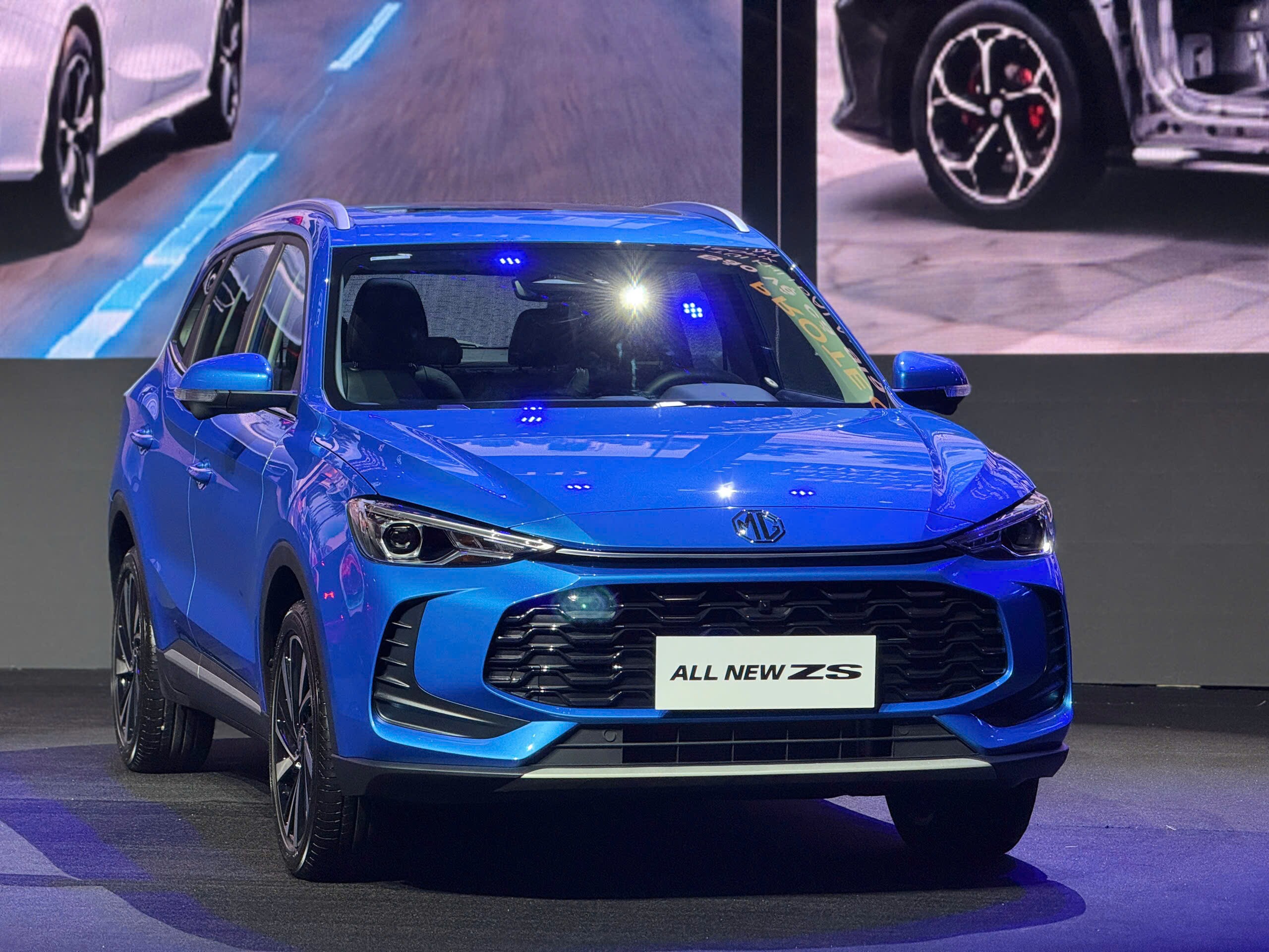 Xe có kích thước tổng thể dài x rộng x cao lần lượt là 4.430 x 1.818 x 1.635 mm.