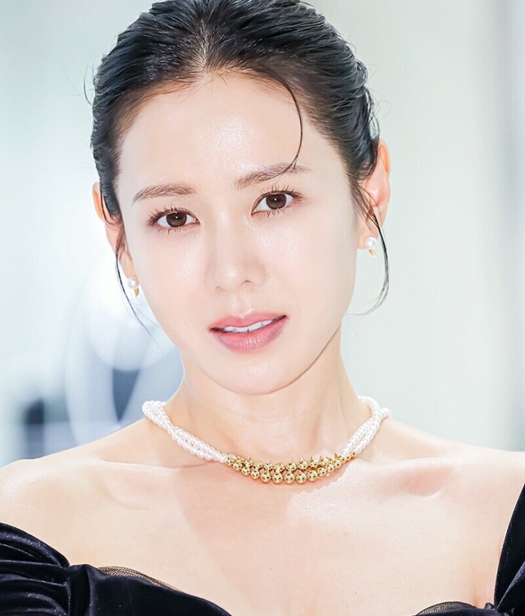 At 44, Son Ye Jin still maintains her elegant beauty, smooth skin, and balanced figure, exuding youthfulness and radiance despite having given birth and being busy with family life. Photo: Instagram yejinhand