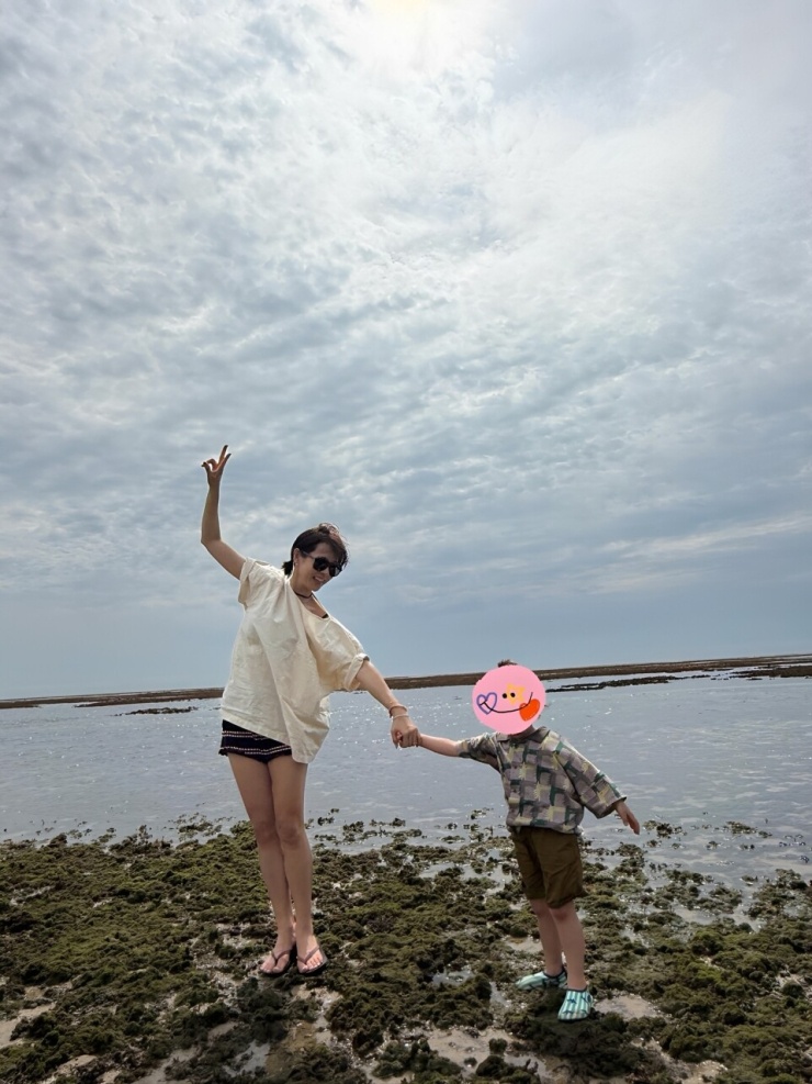 Son Ye Jin and Hyun Bin often take advantage of their free time to take their son out to play and explore the world around him; the boy is now grown up and knows how to hold a camera to take pictures of his mother, bringing to life adorable everyday moments of the family. Photo: Instagram yejinhand